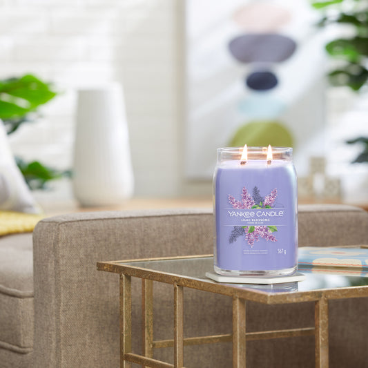 Yankee Candle® Signature didelė žvakė – Lilac Blossoms