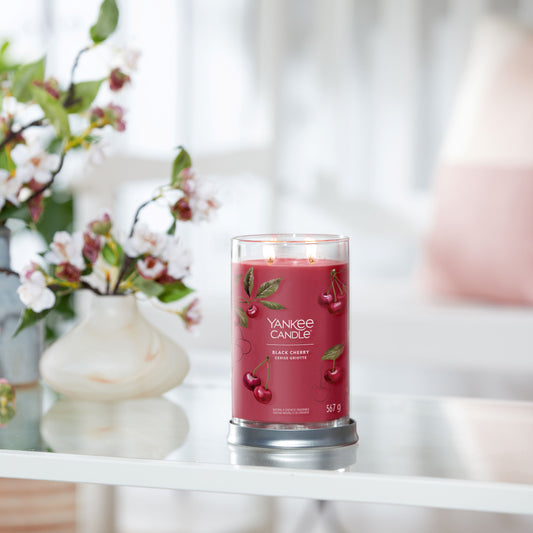 Yankee Candle® Signature Tumbler didelė žvakė – Black Cherry