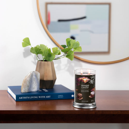 Yankee Candle® Signature Tumbler didelė žvakė – Black Coconut