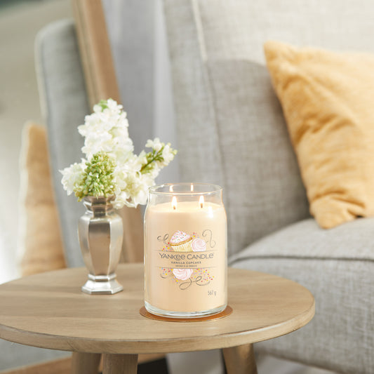 Yankee Candle® Signature didelė žvakė – Vanilla Cupcake