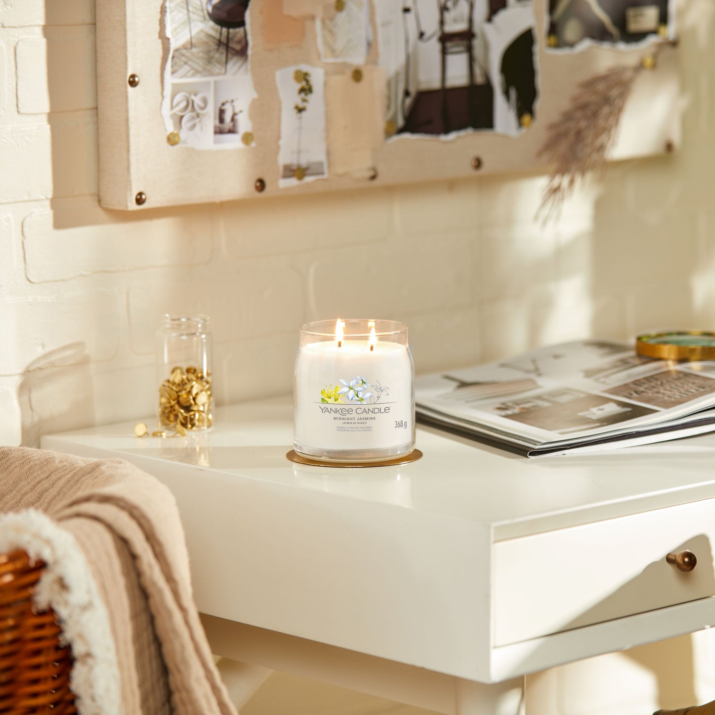 Yankee Candle® Signature vidutinė žvakė – Midnight Jasmine