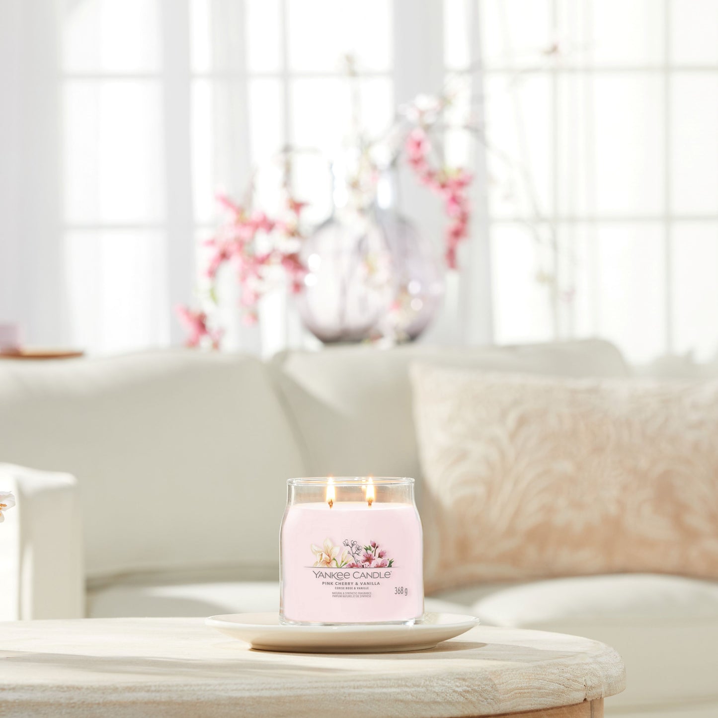 Yankee Candle® Signature vidutinė žvakė – Pink Cherry & Vanilla
