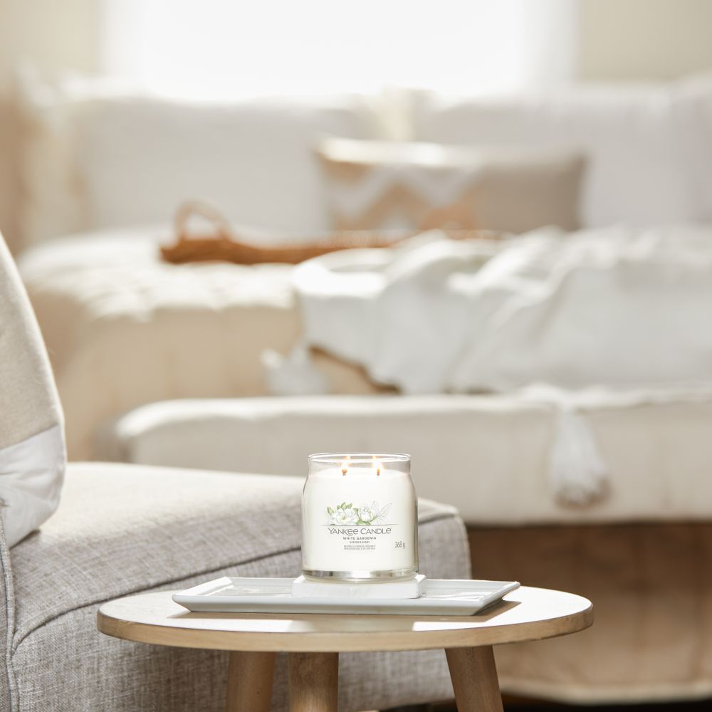 Yankee Candle® Signature vidutinė žvakė – White Gardenia
