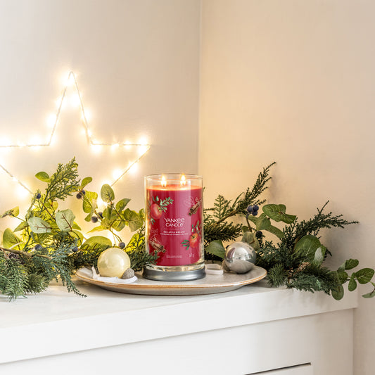 Yankee Candle® Signature Tumbler didelė žvakė – Red Apple Wreath