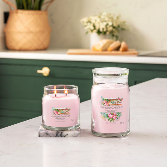 Yankee Candle® Signature vidutinė žvakė – Desert Blooms
