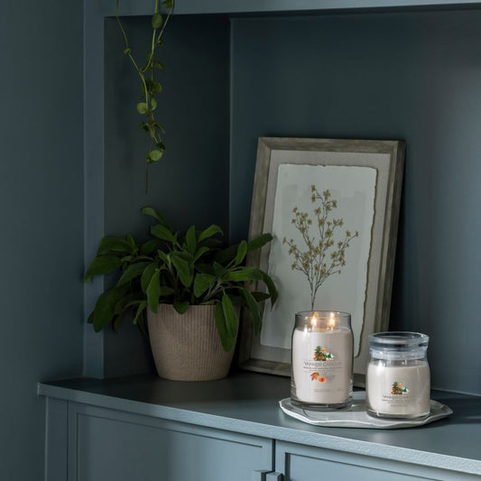 Yankee Candle® Signature vidutinė žvakė – Woodland Weekend Memories