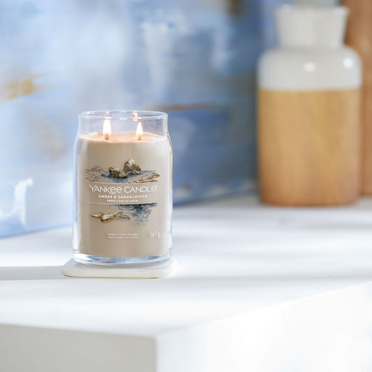 Yankee Candle® Signature didelė žvakė – Amber & Sandalwood