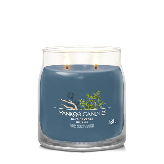 Yankee Candle® Signature vidutinė žvakė – Bayside Cedar