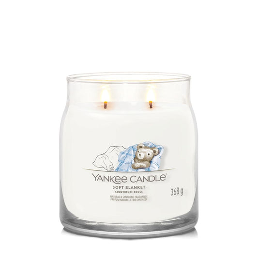 Yankee Candle® Signature vidutinė žvakė – Soft Blanket™