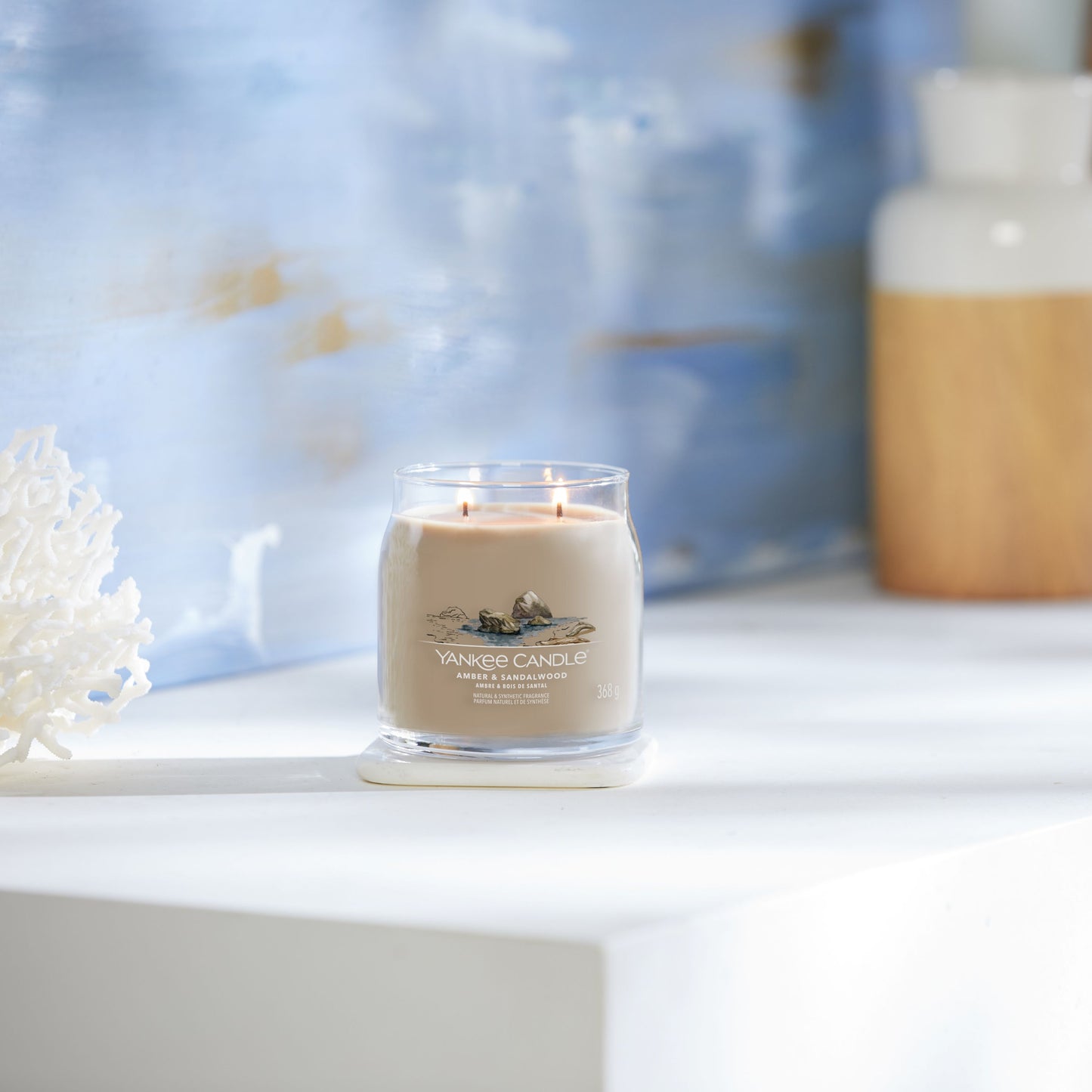 Yankee Candle® Signature vidutinė žvakė – Amber & Sandalwood