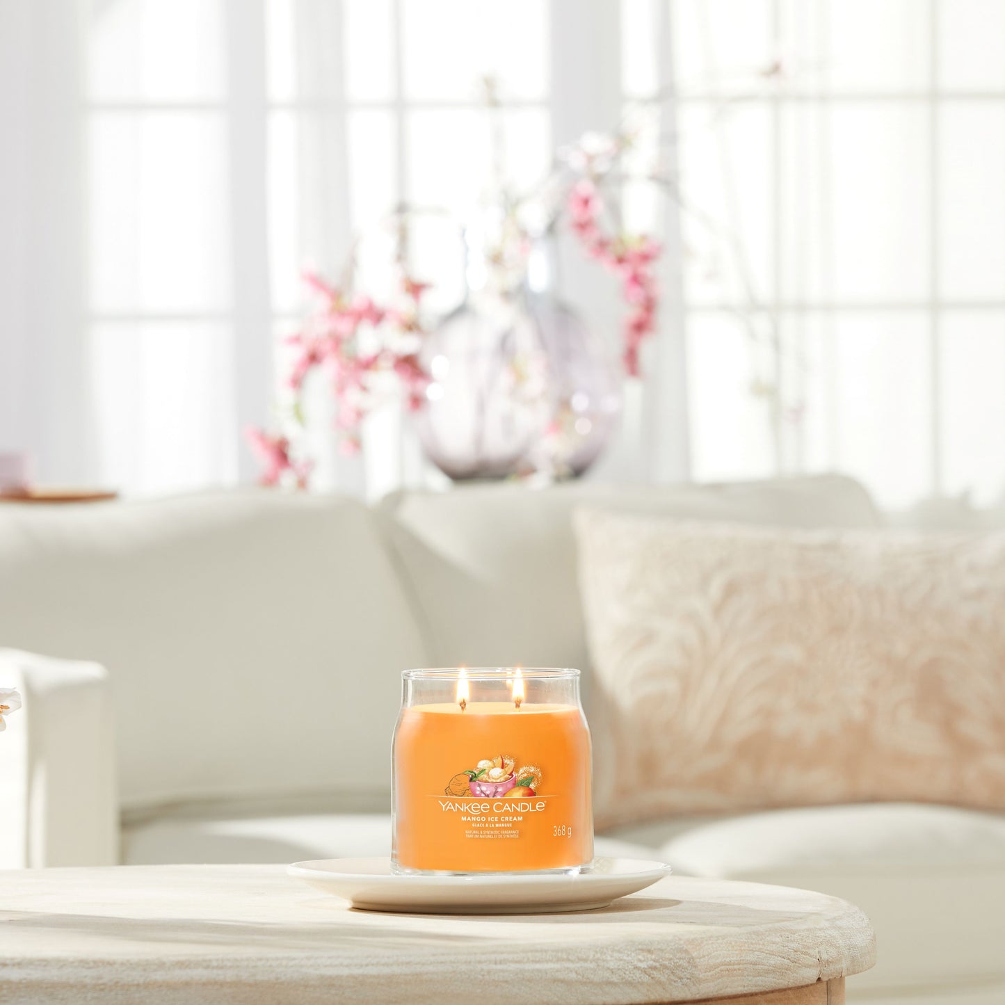 Yankee Candle® Signature vidutinė žvakė – Mango Ice Cream