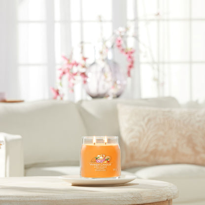 Yankee Candle® Signature vidutinė žvakė – Mango Ice Cream