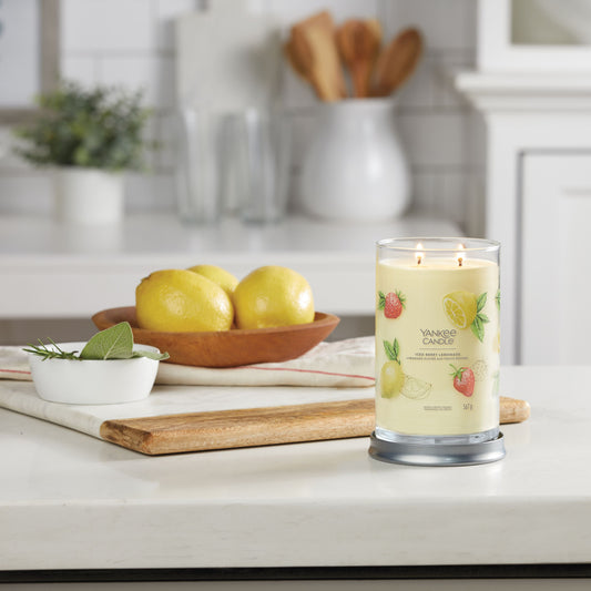 Yankee Candle® Signature Tumbler didelė žvakė – Iced Berry Lemonade