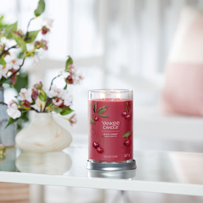 Yankee Candle® Signature Tumbler didelė žvakė – Black Cherry