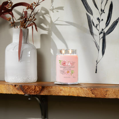 Yankee Candle® Signature didelė žvakė – Fresh Cut Roses