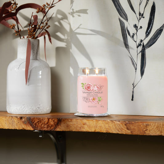 Yankee Candle® Signature didelė žvakė – Fresh Cut Roses
