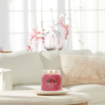 Yankee Candle® Signature vidutinė žvakė – Black Cherry