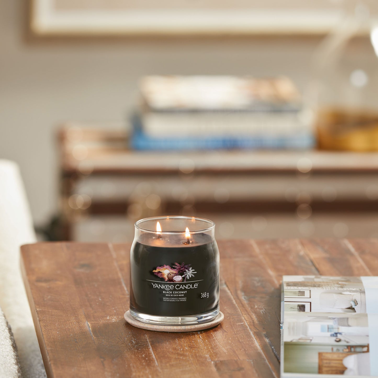 Yankee Candle® Signature vidutinė žvakė – Black Coconut