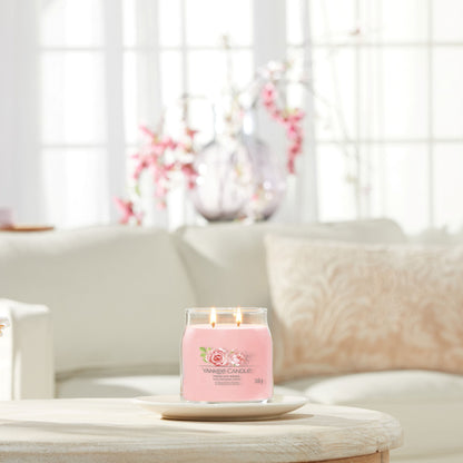 Yankee Candle® Signature vidutinė žvakė – Fresh Cut Roses