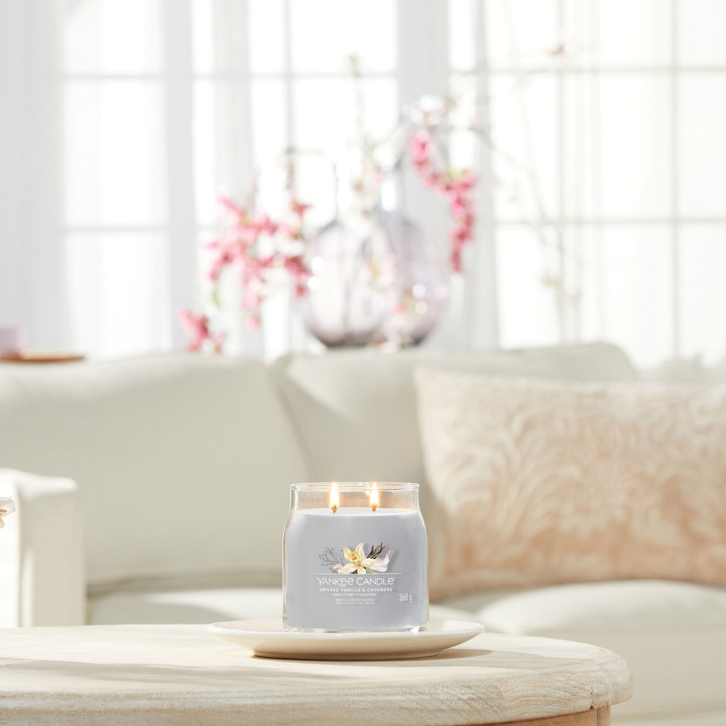 Yankee Candle® Signature vidutinė žvakė – Smoked Vanilla & Cashmere