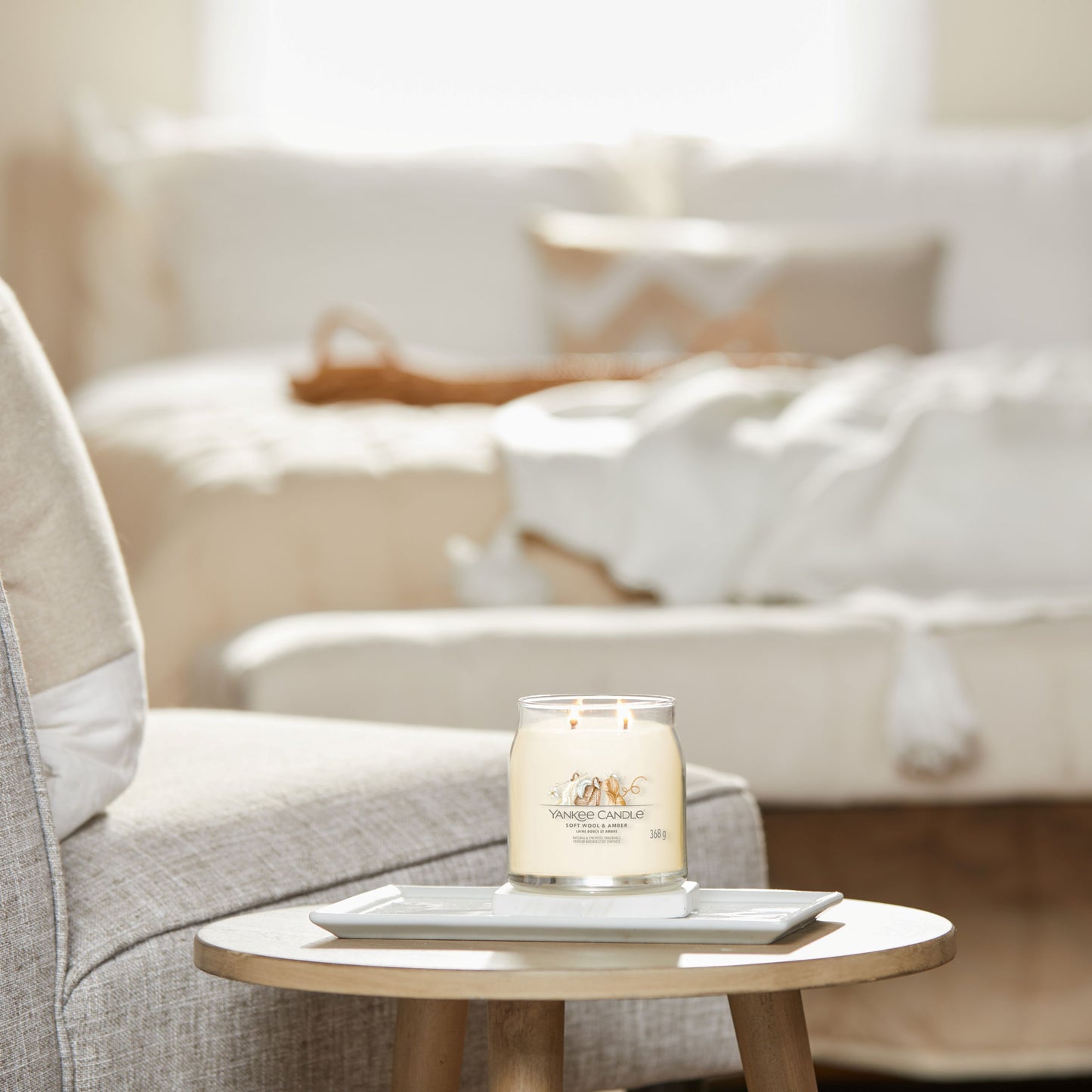 Yankee Candle® Signature vidutinė žvakė – Soft Wool & Amber
