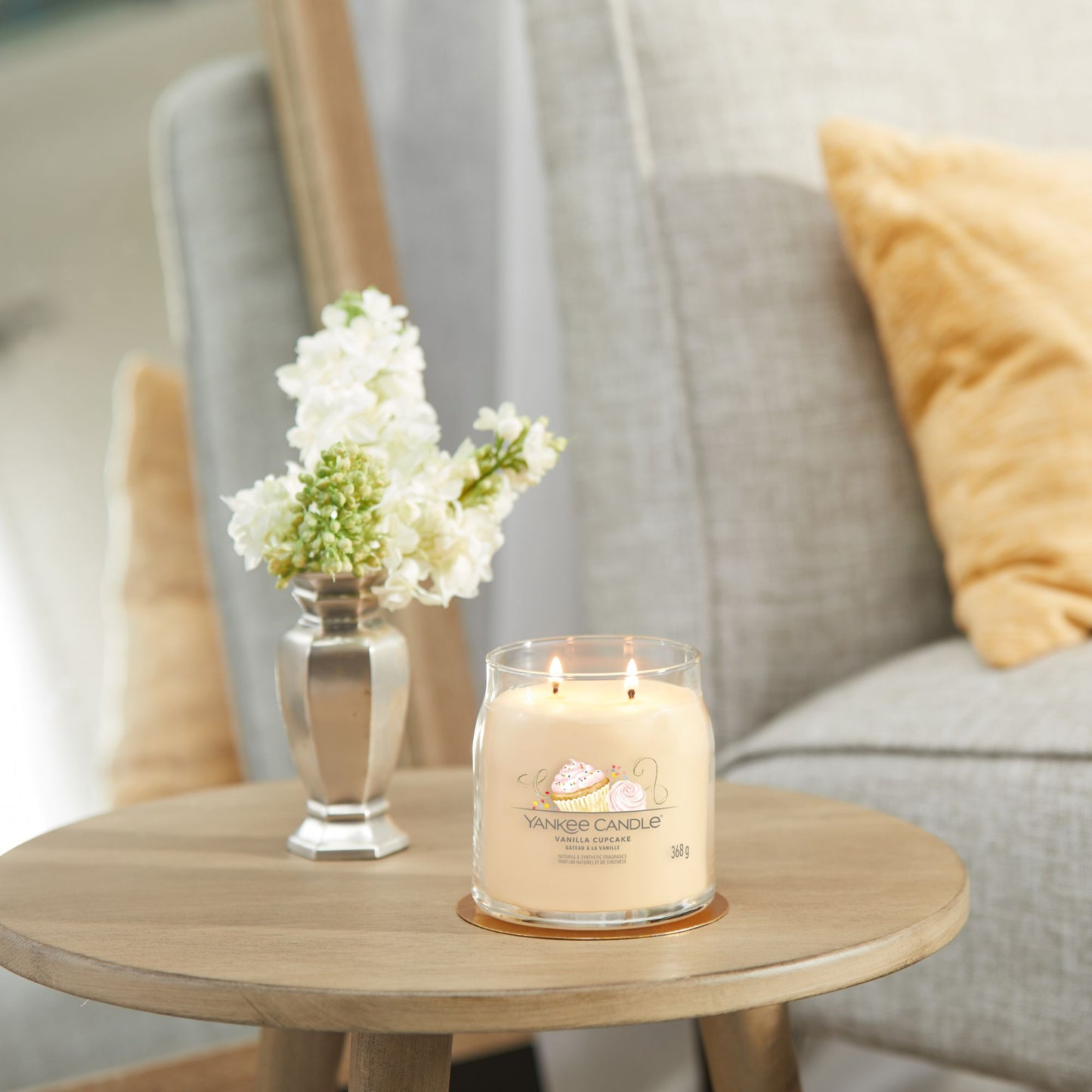 Yankee Candle® Signature vidutinė žvakė – Vanilla Cupcake