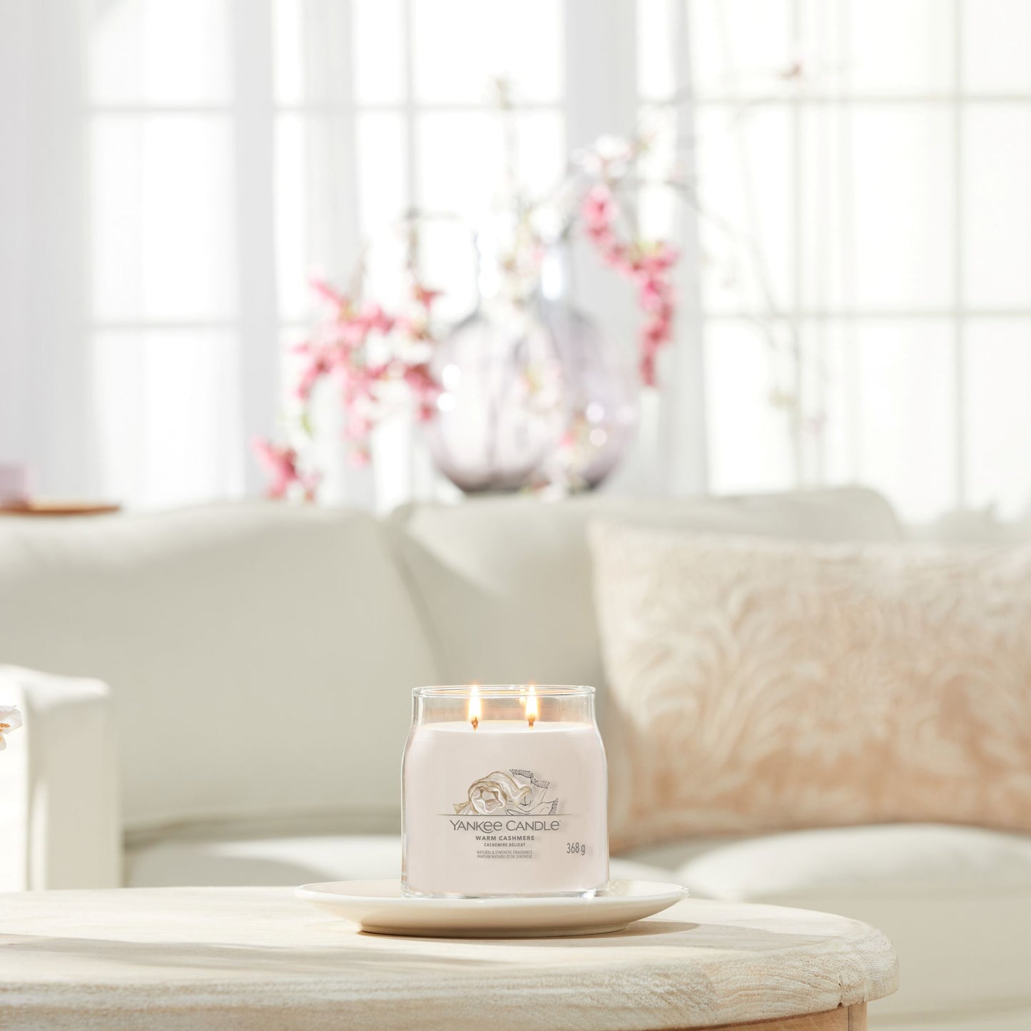 Yankee Candle® Signature vidutinė žvakė – Warm Cashmere