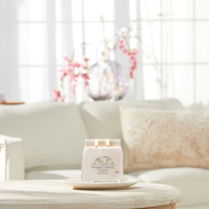 Yankee Candle® Signature vidutinė žvakė – Warm Cashmere