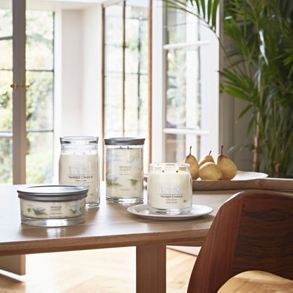 Yankee Candle® Signature vidutinė žvakė – Clean Cotton®