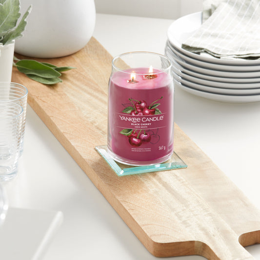 Yankee Candle® Signature didelė žvakė – Black Cherry