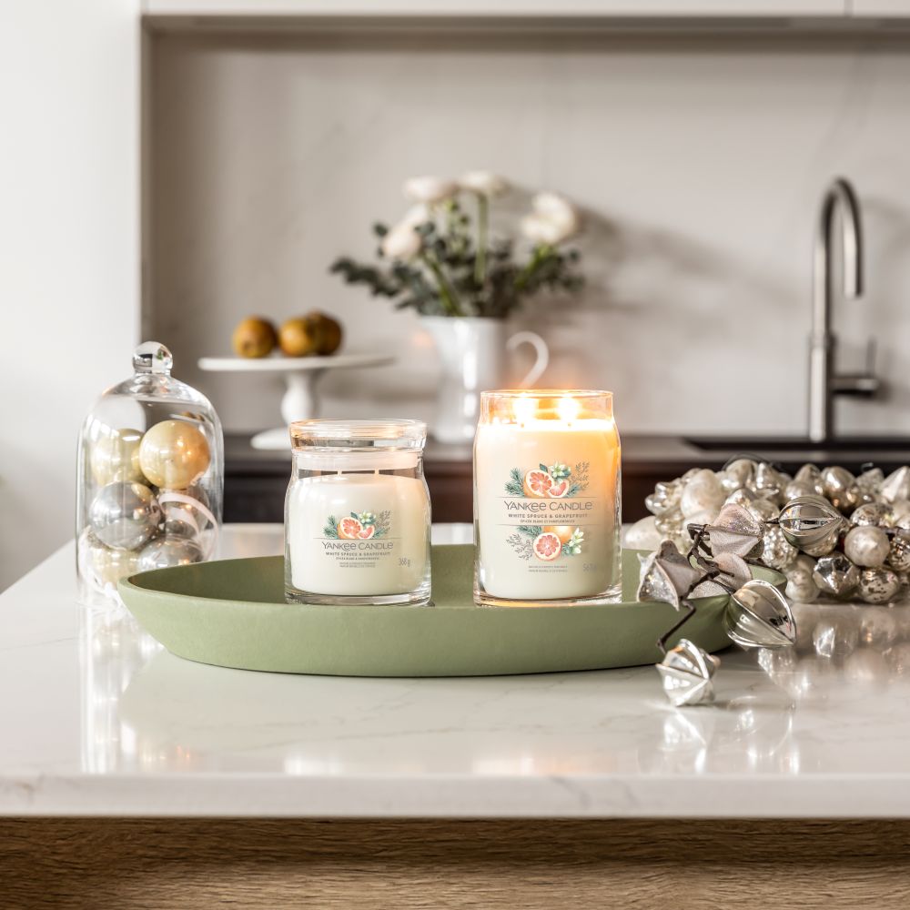 Yankee Candle® Signature vidutinė žvakė – White Spruce & Grapefruit