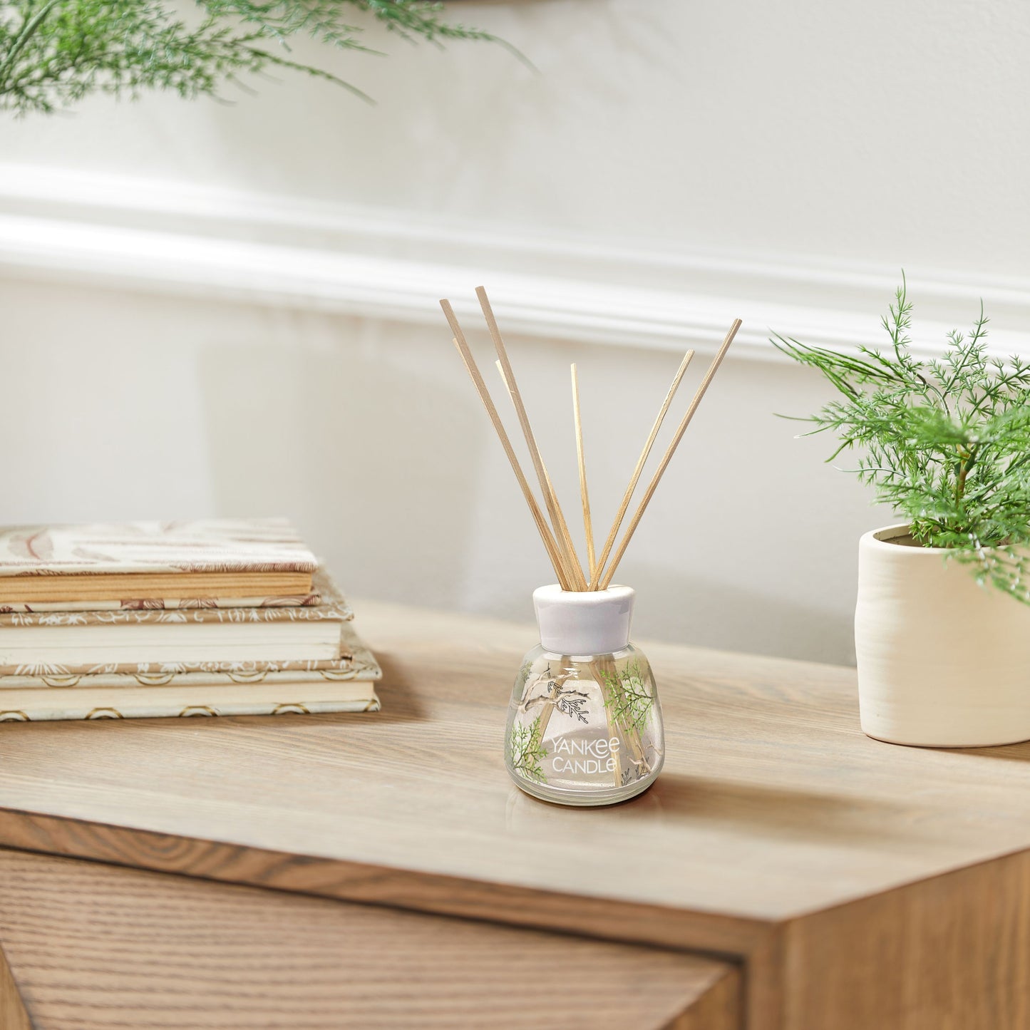 Yankee Candle Bayside Cedar – kvapų difuzorius su lazdelėmis