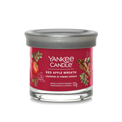 Yankee Candle Signature kolekcijos maža stiklinė žvakė – Red Apple Wreath