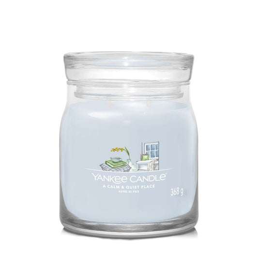 Yankee Candle® Signature vidutinė žvakė – A Calm & Quiet Place