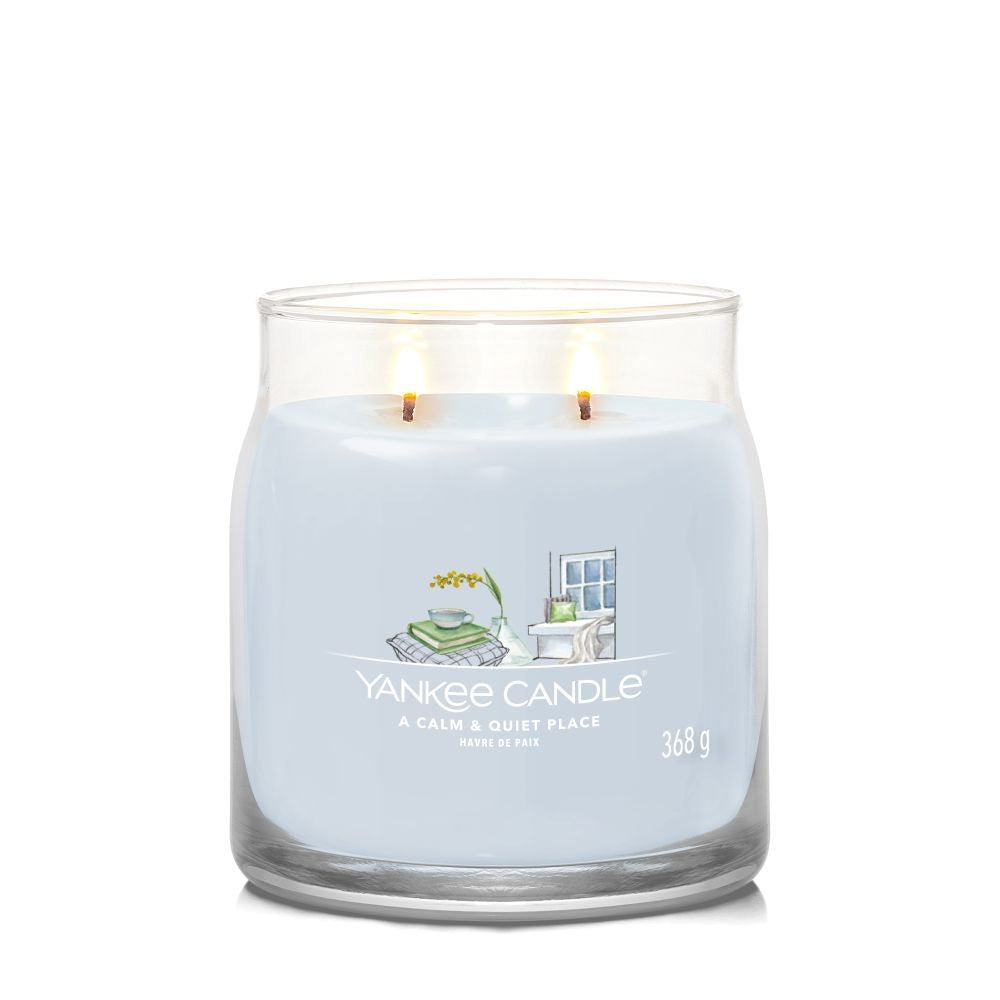 Yankee Candle® Signature vidutinė žvakė – A Calm & Quiet Place