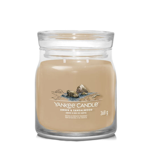 Yankee Candle® Signature vidutinė žvakė – Amber & Sandalwood