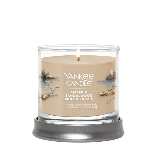 Yankee Candle Signature kolekcijos maža stiklinė žvakė – Amber & Sandalwood