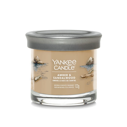 Yankee Candle Signature kolekcijos maža stiklinė žvakė – Amber & Sandalwood