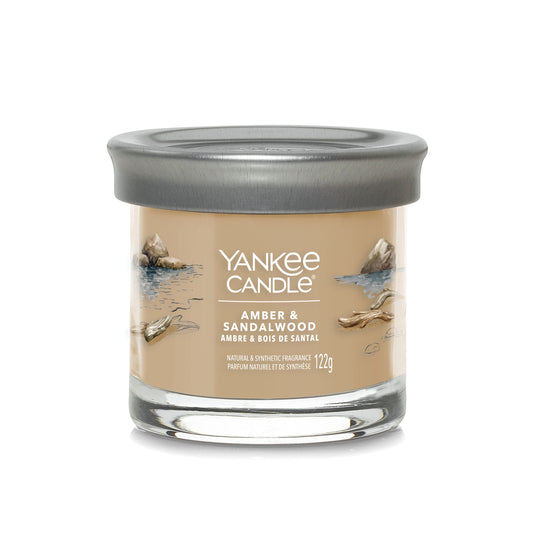 Yankee Candle Signature kolekcijos maža stiklinė žvakė – Amber & Sandalwood