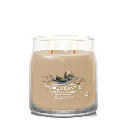 Yankee Candle® Signature vidutinė žvakė – Amber & Sandalwood