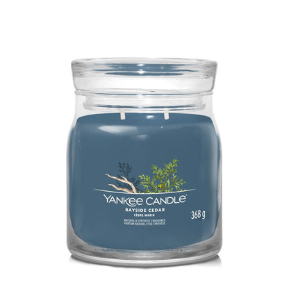 Yankee Candle® Signature vidutinė žvakė – Bayside Cedar