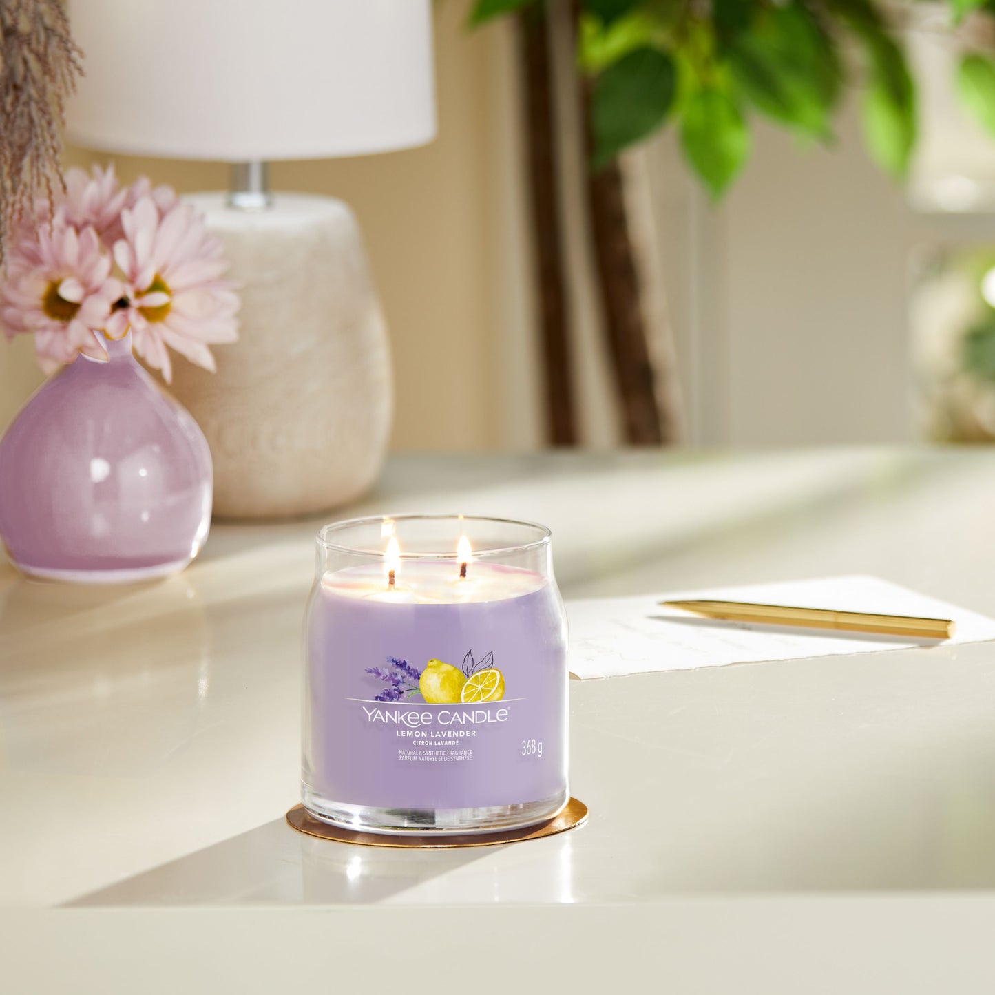Yankee Candle® Signature vidutinė žvakė – Lemon Lavender