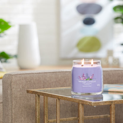 Yankee Candle® Signature vidutinė žvakė – Lilac Blossoms