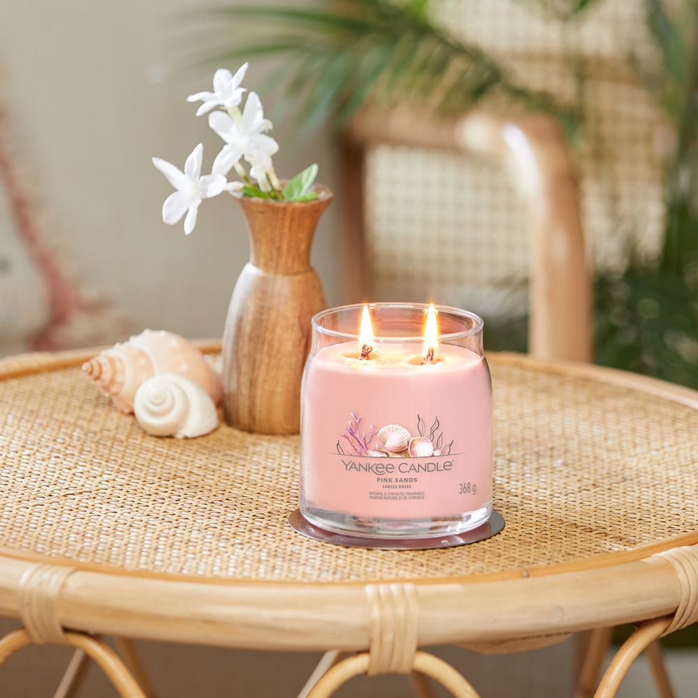 Yankee Candle® Signature vidutinė žvakė – Pink Sands™