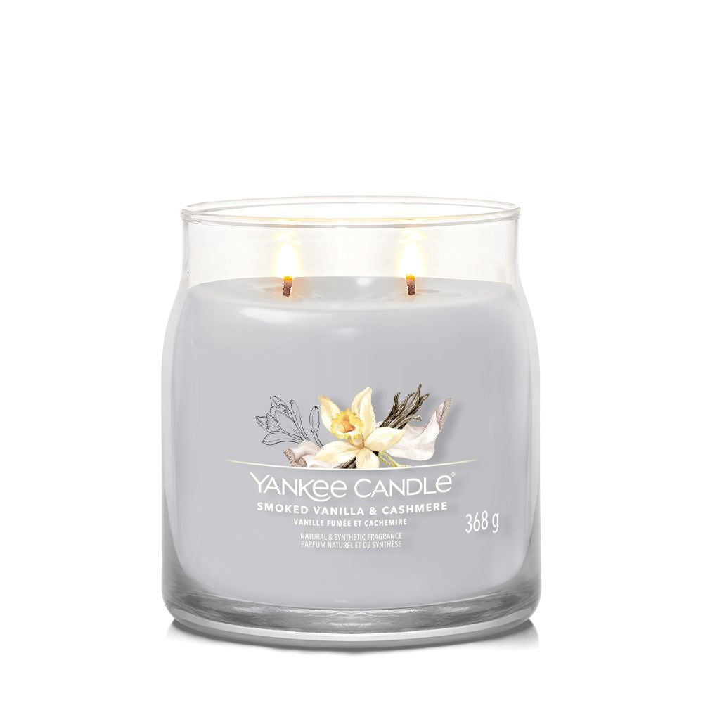 Yankee Candle® Signature vidutinė žvakė – Smoked Vanilla & Cashmere