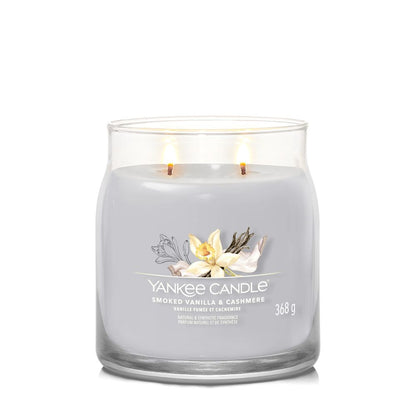 Yankee Candle® Signature vidutinė žvakė – Smoked Vanilla & Cashmere