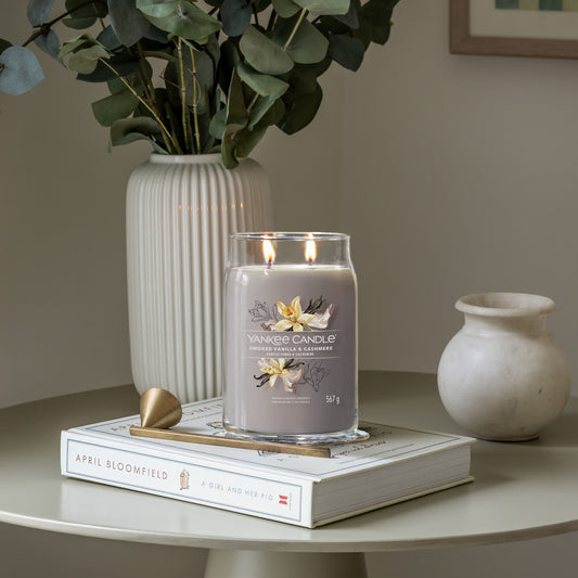 Yankee Candle® Signature didelė žvakė – Smoked Vanilla & Cashmere