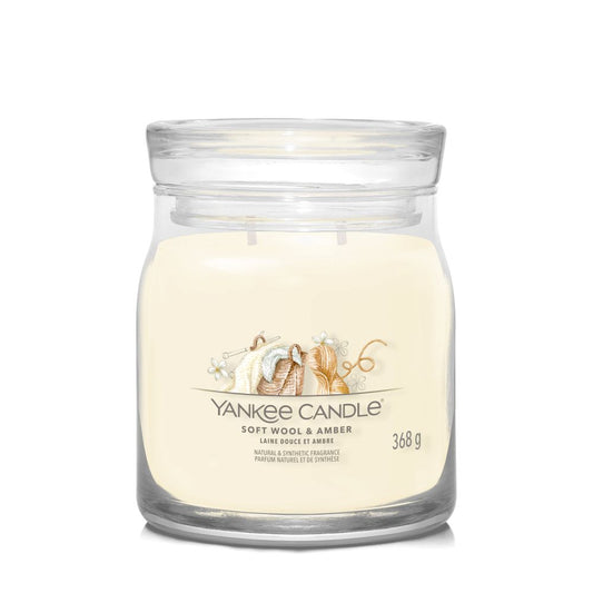 Yankee Candle® Signature vidutinė žvakė – Soft Wool & Amber