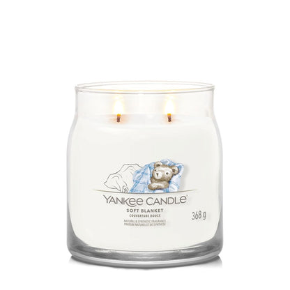 Yankee Candle® Signature vidutinė žvakė – Soft Blanket™