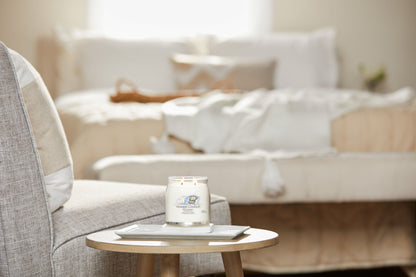 Yankee Candle® Signature vidutinė žvakė – Soft Blanket™